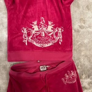 Juicy Couture set - Säljer detta magiska vintage mysset från juicy couture i en superfin rosa/röd färg. Storlek L men liten i storlek. Mått på byxan: midja 42cm rakt över (justerbar) innermåttet 83cm. Jag på bilden är 174cm.