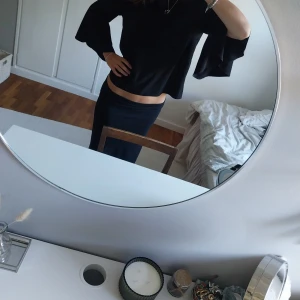 Svart tröja med vida ärmar - Säljer en snygg svart tröja med vida ärmar. Den är perfekt för både vardag och fest och har en lös passform som gör den superbekväm. Passar bra till jeans eller kjol❤️