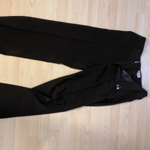 Kostymbyxor  - Kostymbyxor från madlady endast testade🖤 inga fickor där bak, längden är regular 