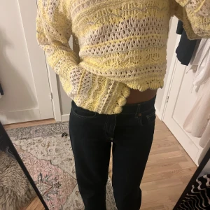 Fin gul stickad med fina silvriga detaljer - Tröja från Zara, säljer pågrund av att den inte kommer till användning!❤️