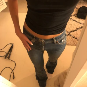 Lågmidjade bootcut jeans - Ett par mörkblåa lowwaist jeans från Gina Tricot i storlek 32. Endast använt 3 ggr! Köpt för 499kr, säljer för 279kr. 💖💖💖