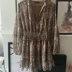 Volangklänning från zara - Klänningen är i jättebra skick! Bara använd ett fåtal gånger. Den ör i storlek L men sitter som en S på mig som normalt har S-M!