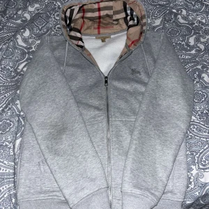 Burberry hoodie - Hej, säljer denna burberry Hoodie eftersom den inte kommer till användning, Hoodie är ny och är fåtals gången använd.