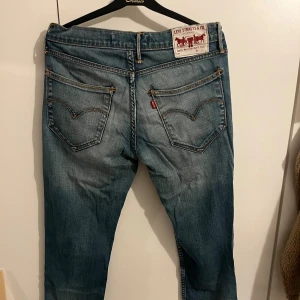 Levi’s jeans - Vet tyvärr inte storleken på dessa byxor men dom passar mig som har runt 36 i jeans😁 Endast använda ett fåtal gånger.