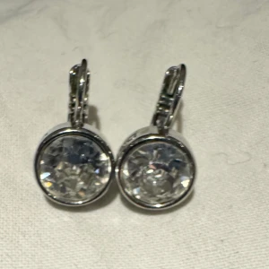 Dyrberg/Kern örhängen - Dyrberg/Kern örhängen, silverfärgade. Stenens diameter ca 1 cm.  Mycket fint skick.