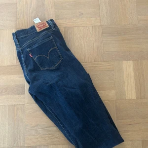 Jeans straight Levis  - Mörka jeans från Levis i straight fit. 31” & 34” långa. 