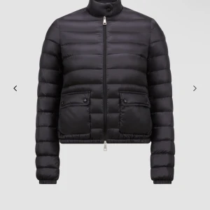 Moncler jacka  - Säljer denna fina moncler jackan som är som oanvänd, den är äkta. Den är i fint skick. Kan bytas också med en annan moncler cardigan jacka. Den är i storlek 1. Pris kan diskuteras 
