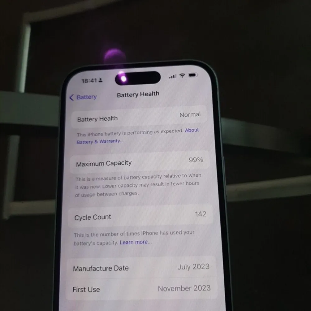 Hej! Jag valde och sälja min iPhone 15 eftersom jag hade inte så stor behov för den så jag valde och sälja denna. Den är som ny vit färg. Tillbehör hänger med och en skal som är present från mig. Kvitto ingår också. 128gb Kontakta mig om ni är intres. Muu.