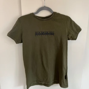 Grön napapijri t shirt - Barn storlek Bra skick Sällan använd