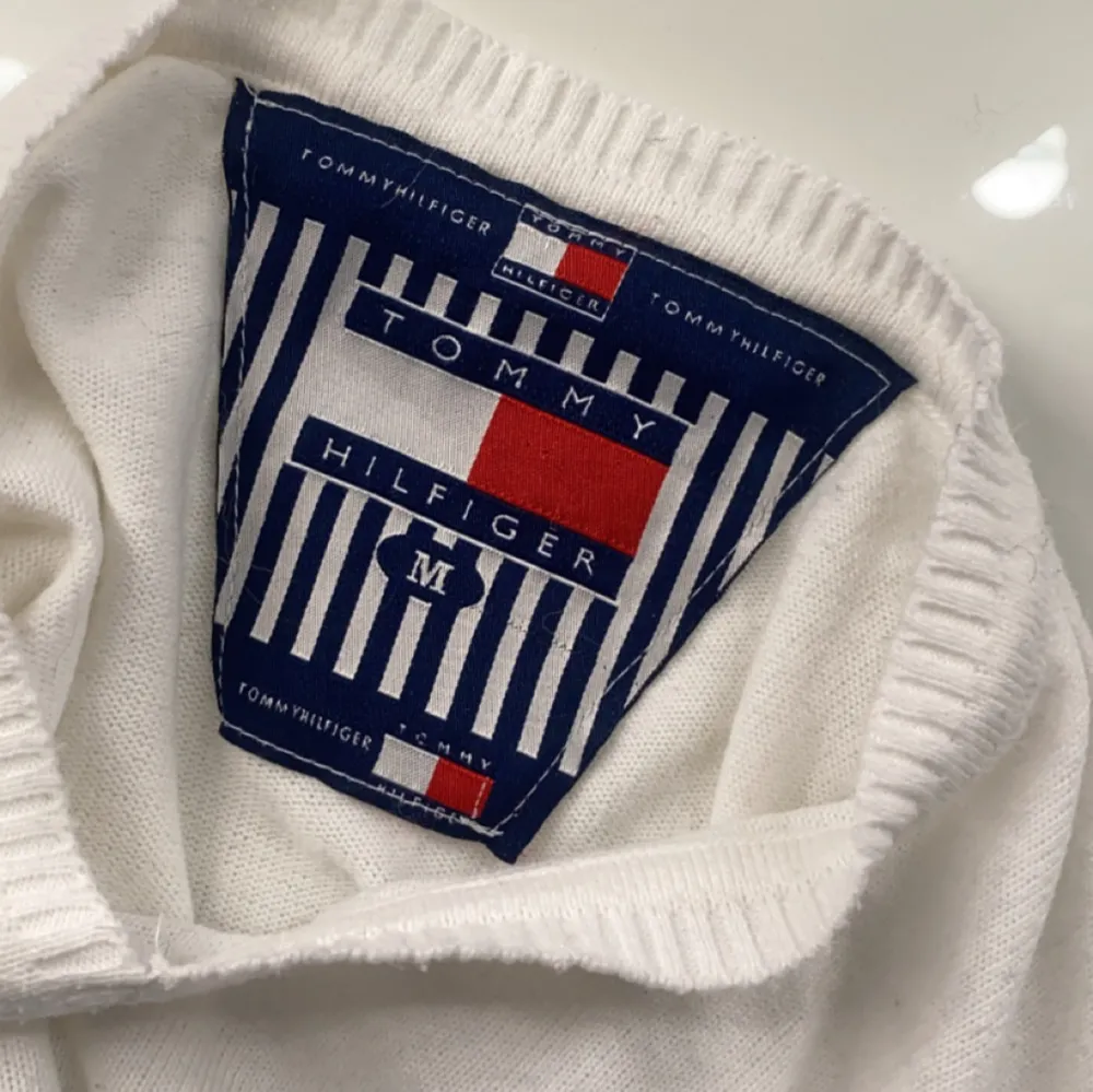 Säljer denna fina, ganska tunt, stickade tröja ifrån Tommy Hilfiger! I superfint skick💕💕. Stickat.