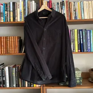 Säljer nu min feta asos overshirt. Storlek M. 7/10 skick men fortfarande riktigt fräsch. Hör av dig vid funderingar så löser vi en deal!🛡️🗿