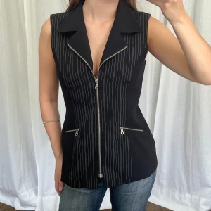 Vintage - Vintage kostymtopp / topp med dragkedja i fram 🖤