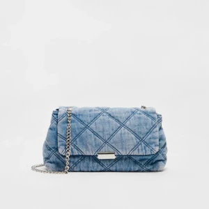 Super snygg jeansväska - En av mina favoritväskor, men känner att den kan vara med någon som får mer användning för den 🥹. Bra skick förutom en fläck på utsidan ( se sista bilden). Har inte provat att få bort det , men det går säkert! 💓☺️