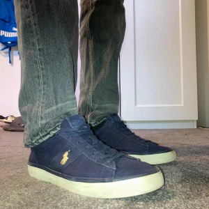 Ralph Lauren skor! - Feta Polo Ralph Lauren skor i storlek 43. Skick: 8,5 inga större slitningar Nypris: 1099 kr  Vårt pris: 375 kr Tveka inte att ställa några frågor🙌