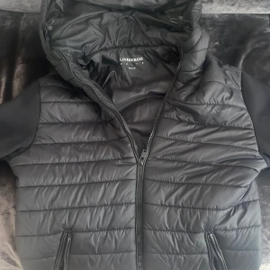 J Lindbergh cardigan - Säljer denna J Lindbergh cardiganen som är väldigt eftertraktad. Skicket är nyskick och använd Max 10 gånger. Perfekt till hösten säljs pga den är för liten. Skriv till mig om du har frågor/funderingar!