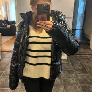 VINTERJACKA 🤍 - En fin populär vinterjacka från Nelly som fortfarande är i fint skick men bara lite använd. Passar till alla kläder och kommer se jättefin ut till vintern 🫶🏻🫶🏻