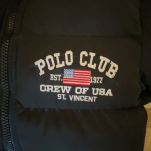 polo club pufferjacka - Köpte denna för ungefär ett år sen och har använd ca 5 gånger, superskön i kallt väder och jättefin jacka❤️ kontakta för frågor.