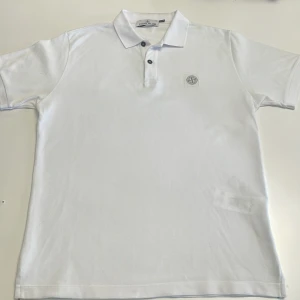 Stone island pike - Fina vit Stone island pike, i bra skick, nypris 2000. Kan behövas strykas!