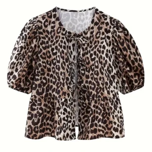 Leopard topp🐆 - Säljer denna snygga leopard topp som inte kommer till så mycket användning längre är i storlek L men passar en M med🐆🩷