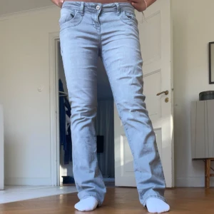Populära ltb jeans - Säljer dessa lågmidjade och slutsålda gråa ltb jeans. Nypris är ca 900kr och jag säljer för 450kr! Perfekta nu till hösten! 🍁🧡 Jag är 165cm på bilden. Midjemått: 38cm innerbenslängd: 80cm 