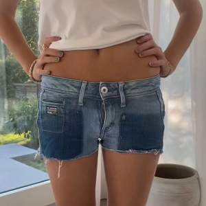 Säljer dessa snygga jeansshorts med coola detaljer❣️❣️ kontakta mig för mått