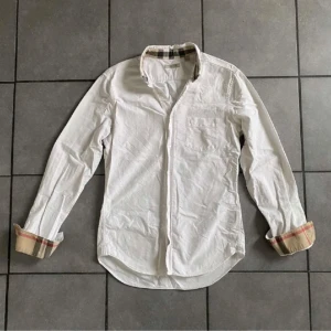 Burberry skjorta - Tjena! Säljer nu min Buerberry skjorta då jag inte använder den längre. Skjortan är storlek small men passar även medium. Skicket är 9/10, inga defekter alls. Kan förhandla om pris vid snabb affär! Vid fler frågor är det bara att skriva!⭐️