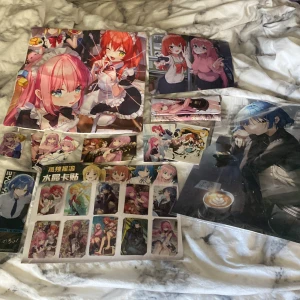 Bochi the rock bundle  - Detta är en bundle med massa bocchi the rock. I denna bundle ingår allt som visas på bilderna. Ett kuddfodral. Mouse pad. Affisch. 4st bokmärken, tre utav bokmärkena är två sidiga med olika bilder. 3 bilder. 11st collect cards. En plånbok. Halsband.