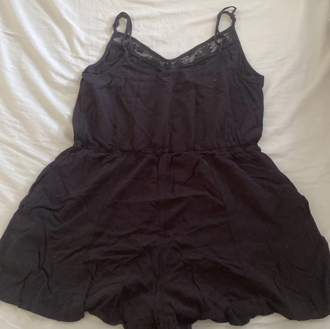 Svart ärmlös jumpsuit med spetsdetaljer - 37