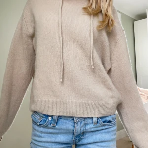 Cashmere tröja - En jätte fin cashmere tröja från Zara som är väldigt lik en soft goat! Köpte för ungefär en månad sen och har aldrig använt den, därav priset. Nypris:1400kr❤️❤️ 