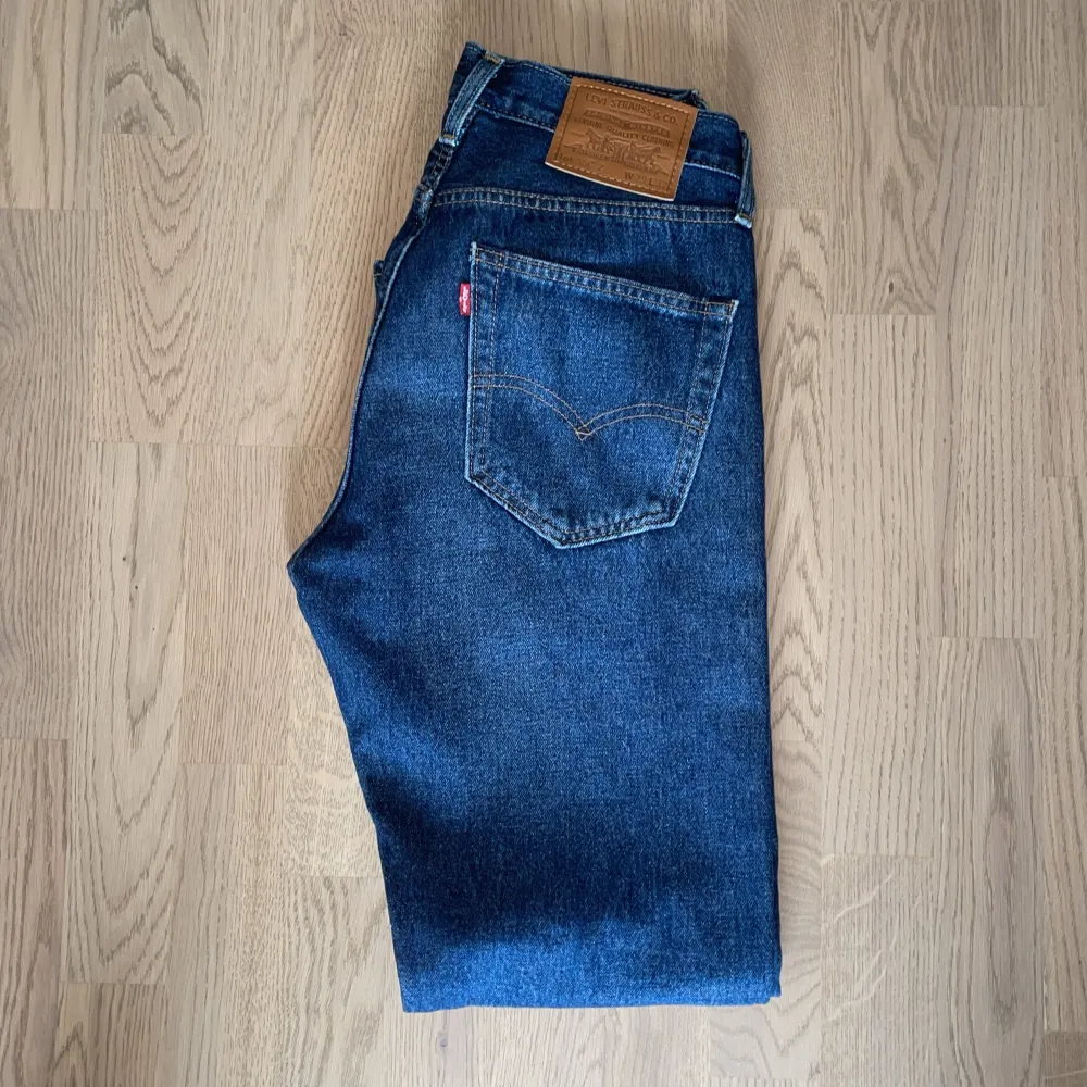 Helt nya Levis jeans i storlek 29/32. Säljs då de inte längre passar. Passformen är straight/regular fit. Tveka inte på att höra av dig vid funderingar, priset är inte helt fast!. Jeans & Byxor.