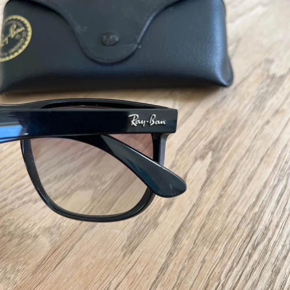 Ett par Ray Ban boyfriends i färgen svart. Storlek 56. Inga repor eller tecken på användning, som nya. Fodral och putsduk medföljer. Hör av dig vid frågor eller funderingar// elegancecloset. Övrigt.