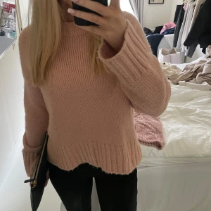 Rosa stickad tröja  - Fin rosa tröja från Gina!💗💗storlek xxs men skulle säga att den är mer en xs💗