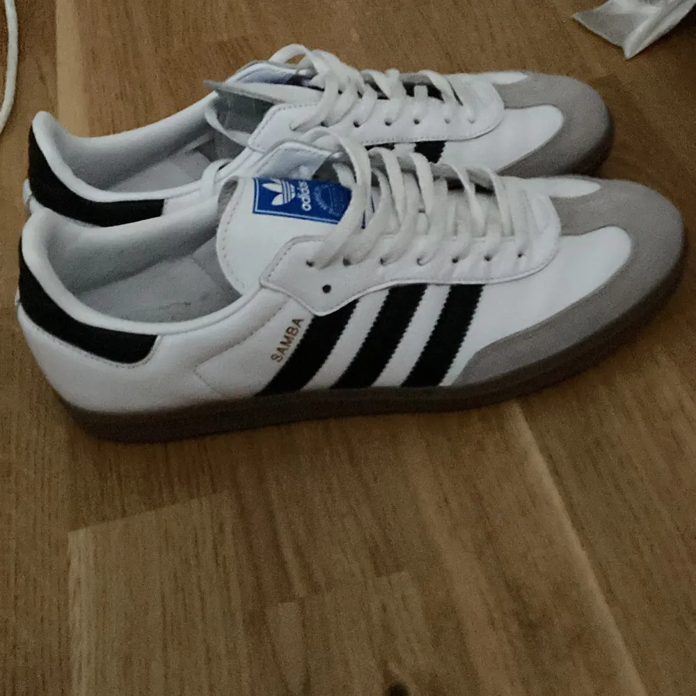 Säljer Adidas Samba änvänt dom typ 1 gång. Skor.