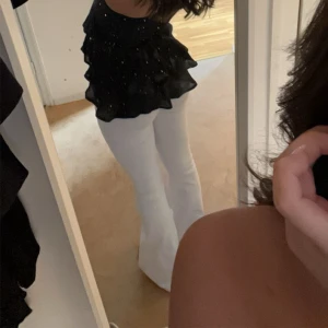 Vita jeans - Super snygga högmidjade, liten fläck på rumpan samt gått på dem lite då dem är för långa, jag är 165