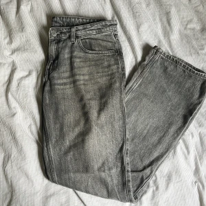 Grå jeans från Weekday - Säljer ett par grå jeans från Weekday i modellen Arrow Low Straight. De är i storlek 30/32 och har en snygg, klassisk look. Perfekta för både vardag och fest! Knappt använda!