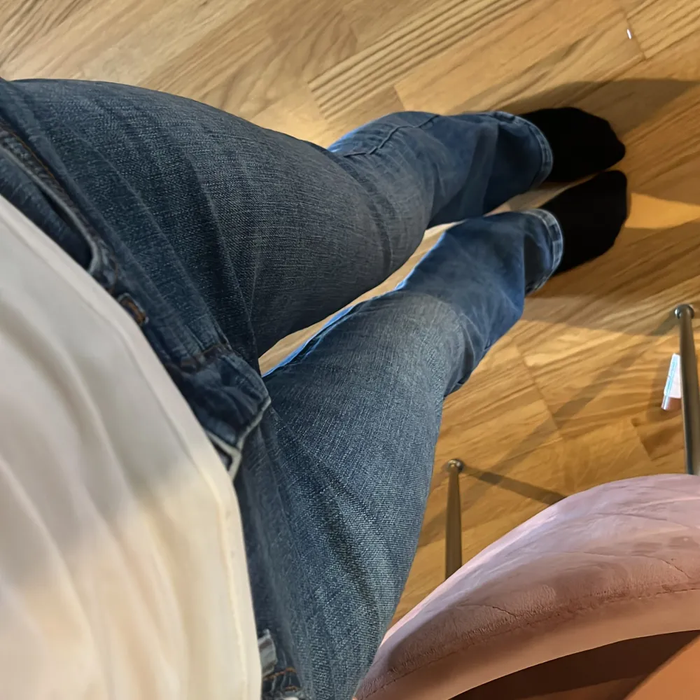 säljer mina jättefina jeans som tyvärr inte kommit till användning, storlek 32 från vero Moda med rand på fickorna, jättefint sick, själc är jag 171 så passar perfekt. Jeans & Byxor.