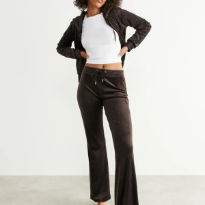 Bruna velour trousers - Säljer ett par bruna byxor med en avslappnad passform. Byxorna har en rak stil och är perfekta inför höst. Storleken S. Men dem är superbekväma att ha på sig. Har aldrig använts inyskick, Nypris 249