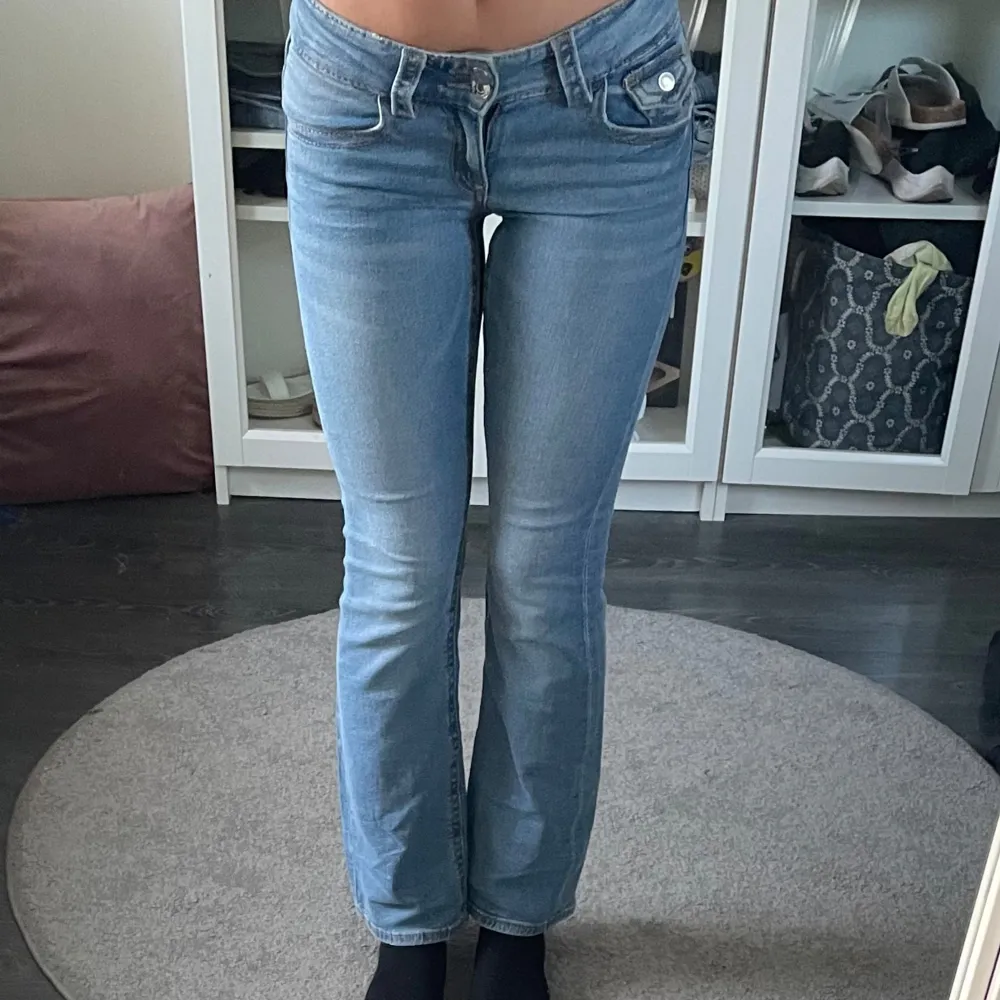 Säljer dessa lågmidjade jeans från Ginatricot som tyvärr är för korta för mig nu. Är i storlek 158 och för långa på mig som är 168 cm så skulle nog passa någon under 165 cm. Skriv privat för fler bilder💕. Jeans & Byxor.