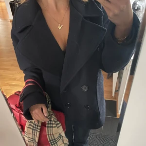 Kappa - Supersnygg marinblå kappa från design by sí, använd några gånger men är i superfint skick. Perfekta höstkappan i storlek Xs/S