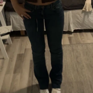 Zara lågmidjade jeans - Lågmidjade jeans som köptes för ett år sen men inte längre använd utav mig❤️