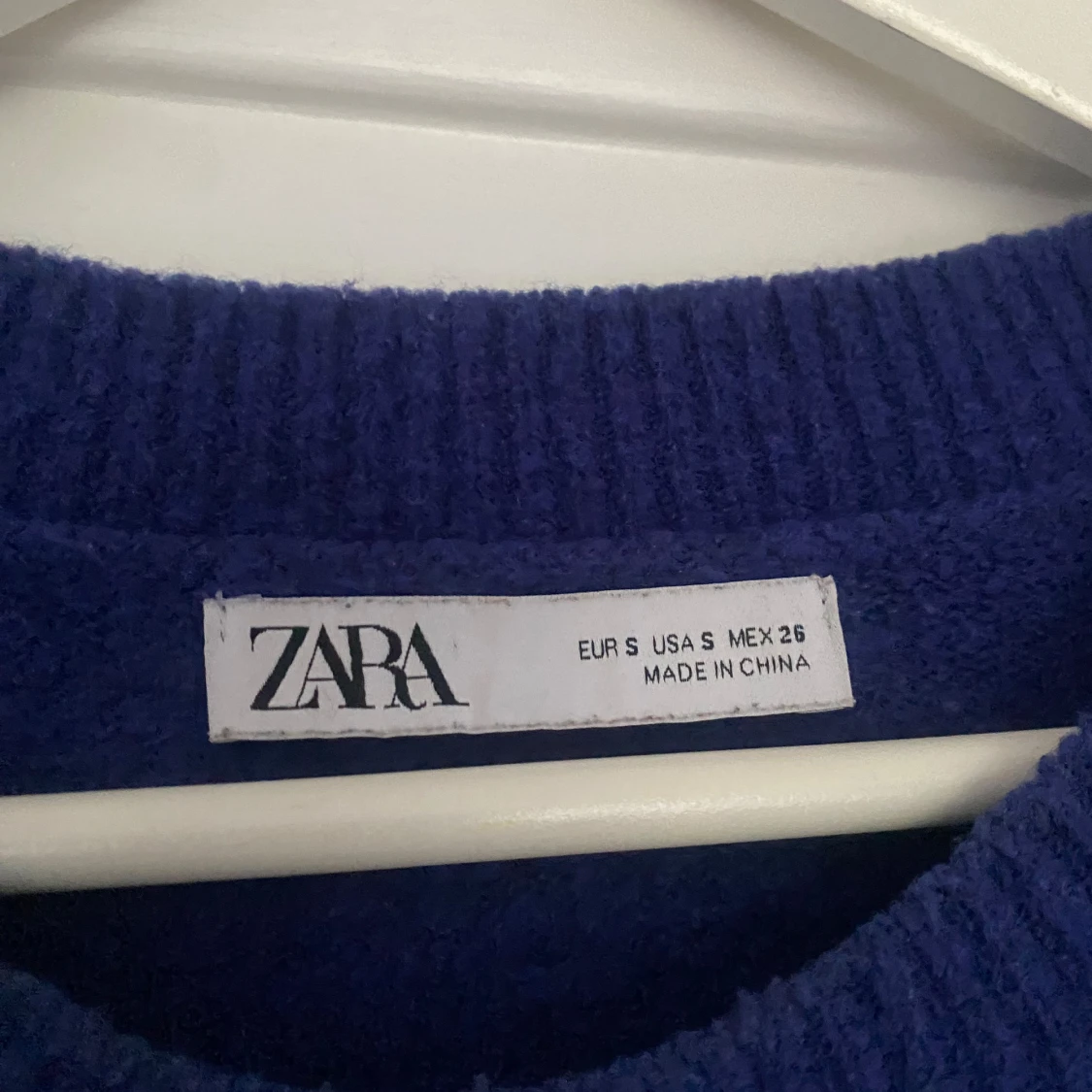 Mörkblå stickad tröja  - 90