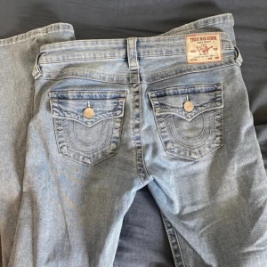 true religion jeans  - jättesnygga bootcut/flare jeans från true religion!! de är knappt använda💓nypris är 1300kr. de är i storlek 28, skulle säga storlek S/M! säljer då dom är förstora i midjan för mig