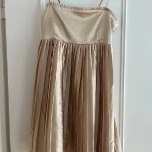 Guldklänning från Gina🌟🌟 - Superfin klänning till finare tillfällen⚡️😍