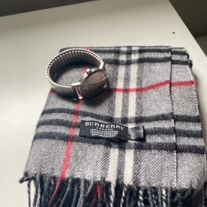 Bureberry halsduk  - Skick 10/10 inga defekter, vill få bort den  Klockan ingår om du köper direkt 