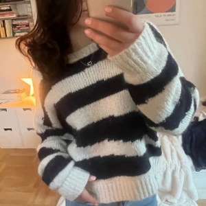 Randig stickad tröja - Jättesöt stickad tröja med ränder och glittertrådar (syns bättre på bild 2)🪩💕 storlek S men är lite oversized så passar säkert även M 🫶