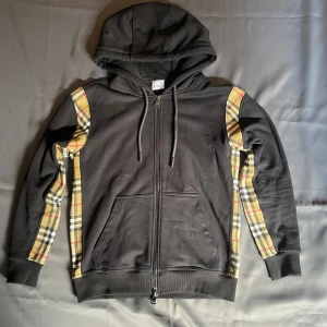 Burberry hoodie - Burberry zip hoodie Helt ny Använd 1 gång Påse och tags följer med Högsta kvaliten Storlek M Priset går att diskutera 