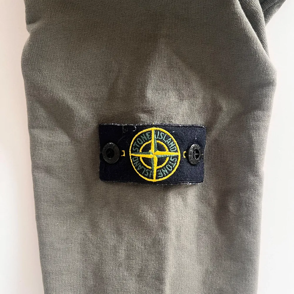 Säljer denna äkta tröjan från Stone Island för att den har blivit för liten. Den är i bra skick men det är en junior modell. Den passar XS och S. Om du vill ha fler bilder är det bara att skriva.  . Tröjor & Koftor.