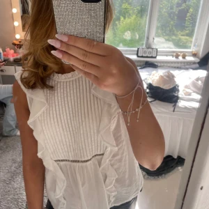 Vit blus  - Sååå fin, köpt på bikbok för ungefär 400❤️❤️❤️