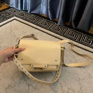 Beige väska - Jätte söt beige väska med många fickor och bra utrymme. 