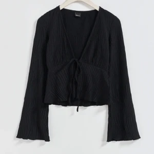 Topp - Svart topp från Gina, aldrig använd och är i bra skick, säljer då den aldrig kommer till användning. Köpte den för 299 kronor, säljer för 180 kr. Storlek S💓